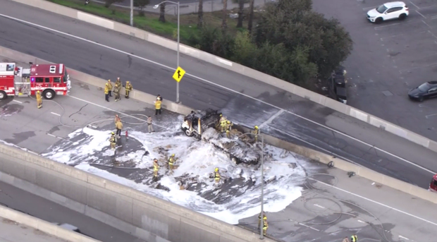 Hay truck fire closes 405 Freeway in Sherman Oaks