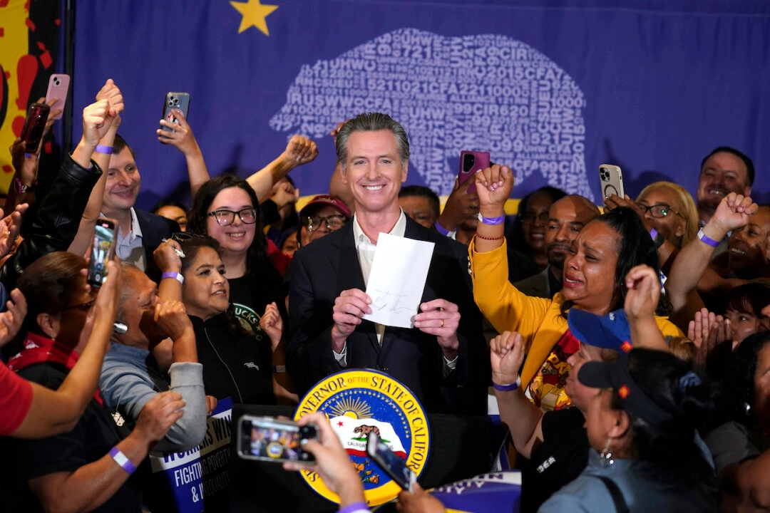 California Raises Minimum Wage for Fast-Food Workers